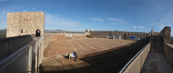 Patio del Castillo de El Real de la Jara. Visita de obra 01. Replanteo.