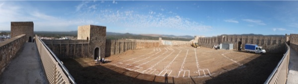 Patio del Castillo de El Real de la Jara. Visita de obra 01. Replanteo.