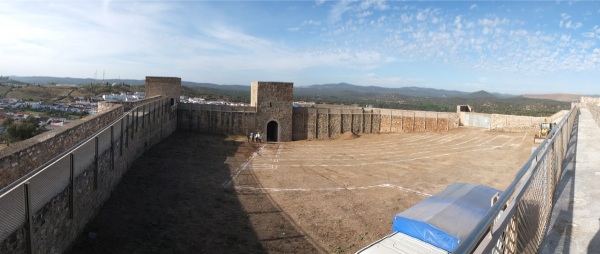 Patio del Castillo de El Real de la Jara. Visita de obra 01. Replanteo.