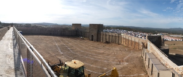 Patio del Castillo de El Real de la Jara. Visita de obra 01. Replanteo.